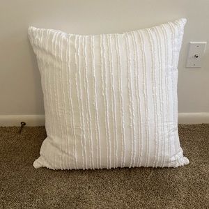 2 oversized white pillows with insert